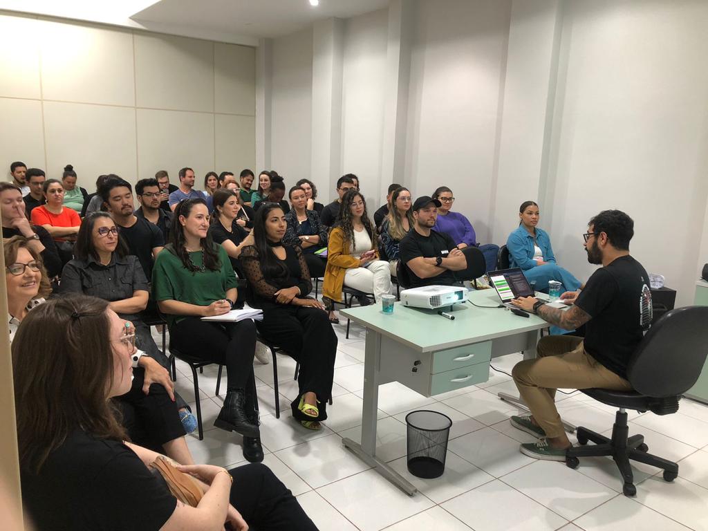Auditório do Laurani Coworking com plateia acompanhando uma palestra